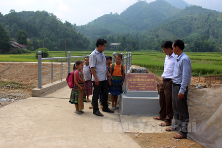 Cầu “Khuyến học - Dân trí” ở thôn Yên Thịnh, xã Kiên Thành, Trấn Yên được hoàn thành trong niềm vui mừng của các em học sinh và nhân dân trên địa bàn.
